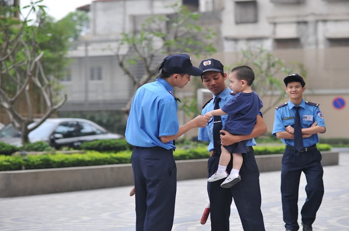 Dịch vụ bảo vệ trường học<div class='yasr-stars-title yasr-rater-stars-vv'
id='yasr-visitor-votes-readonly-rater-aeb820dcf89b6'
data-rating='0'
data-rater-starsize='16'
data-rater-postid='951'
data-rater-readonly='true'
data-readonly-attribute='true'
></div><span class='yasr-stars-title-average'>0 (0)</span>